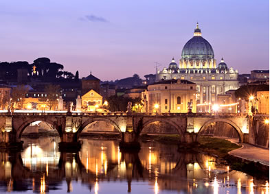 Bella imagen de Roma con el río Tiber y la Basílica de San Pedro del Vaticano iluminada al fondo CRUCEROS DESDE ROMA